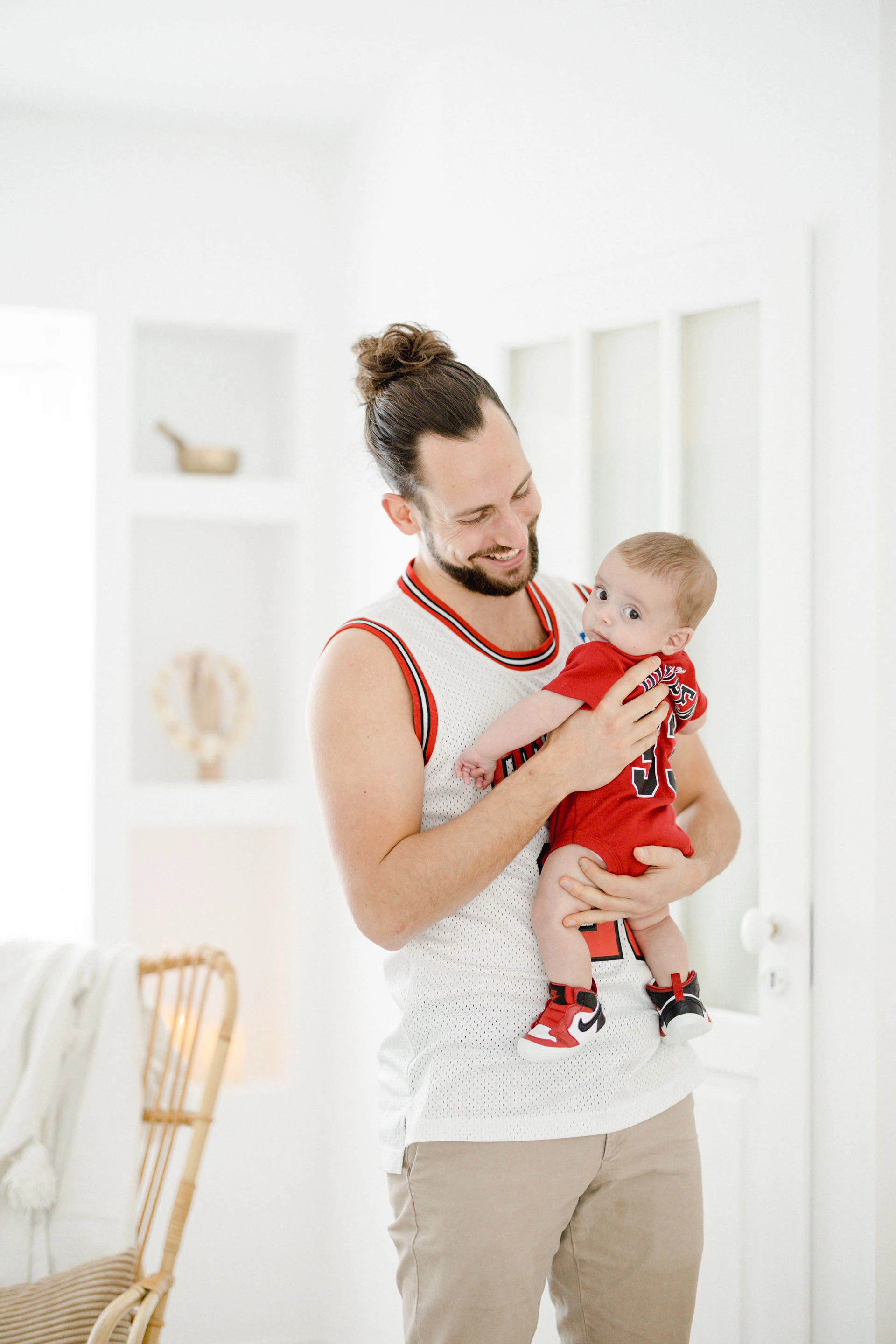 bonheur main enfant marron gris